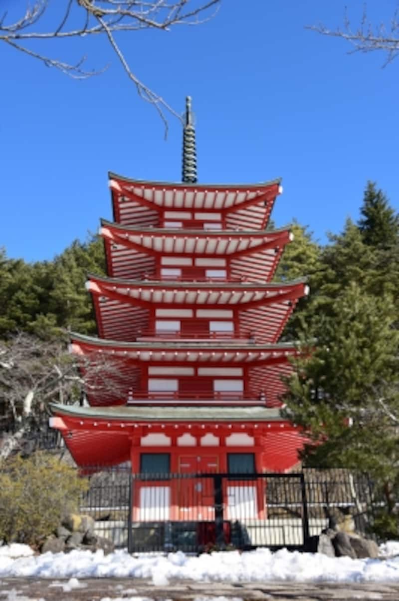 高さ19.5mの「忠霊塔」。正式名称は、「富士吉田市戦没者慰霊塔」