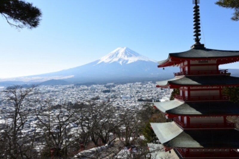 五重塔と富士山が組み合わさった絶景が広がる