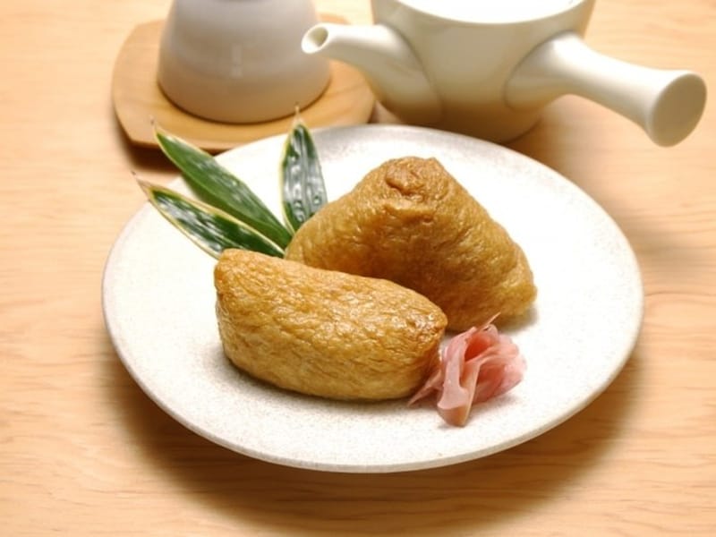 東西で違ういなり寿司。東日本は米俵に見立てた俵型、西日本はキツネの耳に見立てた三角形