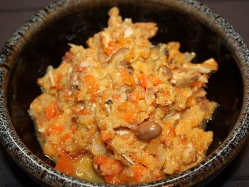 鬼おろしですった大根やにんじん、鮭の頭、油揚げ、大豆、酒粕などを煮こんだ「しもつかれ」