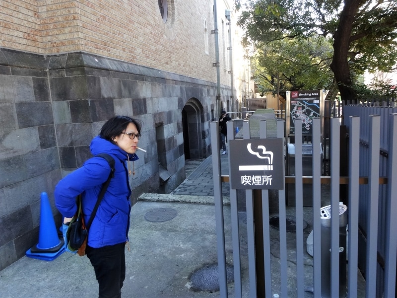 早稲田大学では構内に何箇所か喫煙場所が設けられている