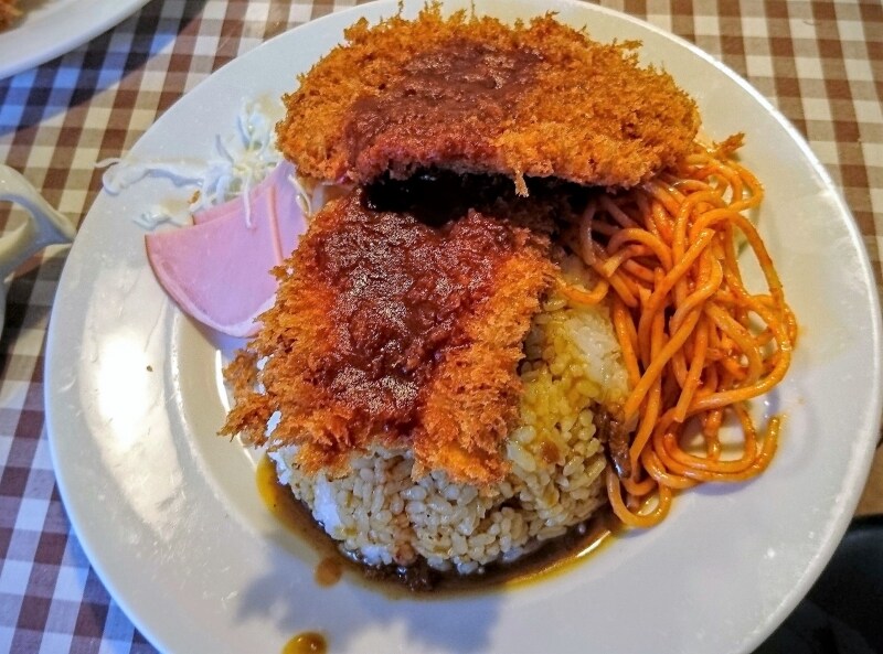 メンチカツ、チキンカツ、サラダ、ロースハム、カレーごはん
