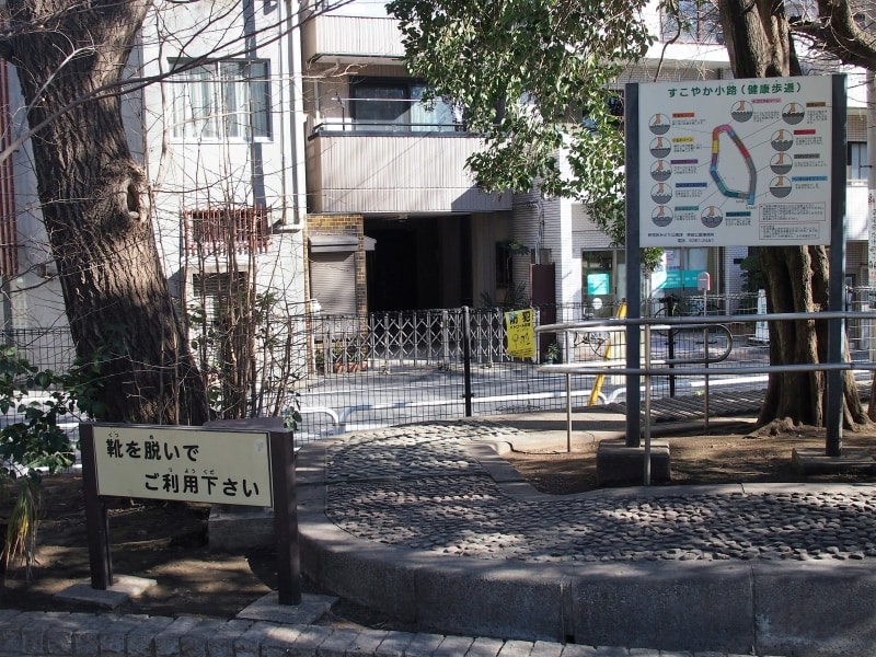 靴を脱いで、この上を歩き足裏を刺激する