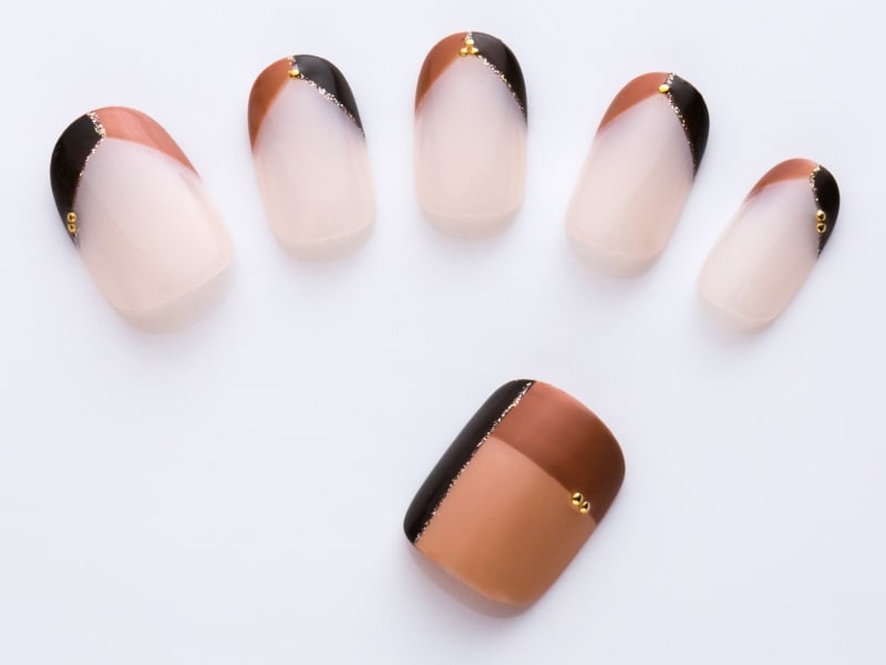 控えめな輝きを放つブリオンがアクセント