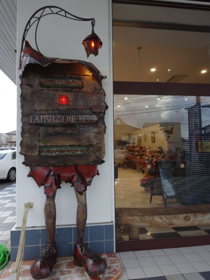 「ラ・パティスリー・ベルジュ」のドアの横のモニュメント