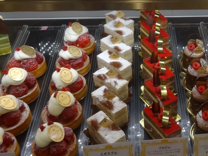 「ラ・パティスリー・ベルジュ」の「ベルジュ」(税込420円)と「ミゼラブル」(税込380円)、「いちごのタルト」(税込430円)