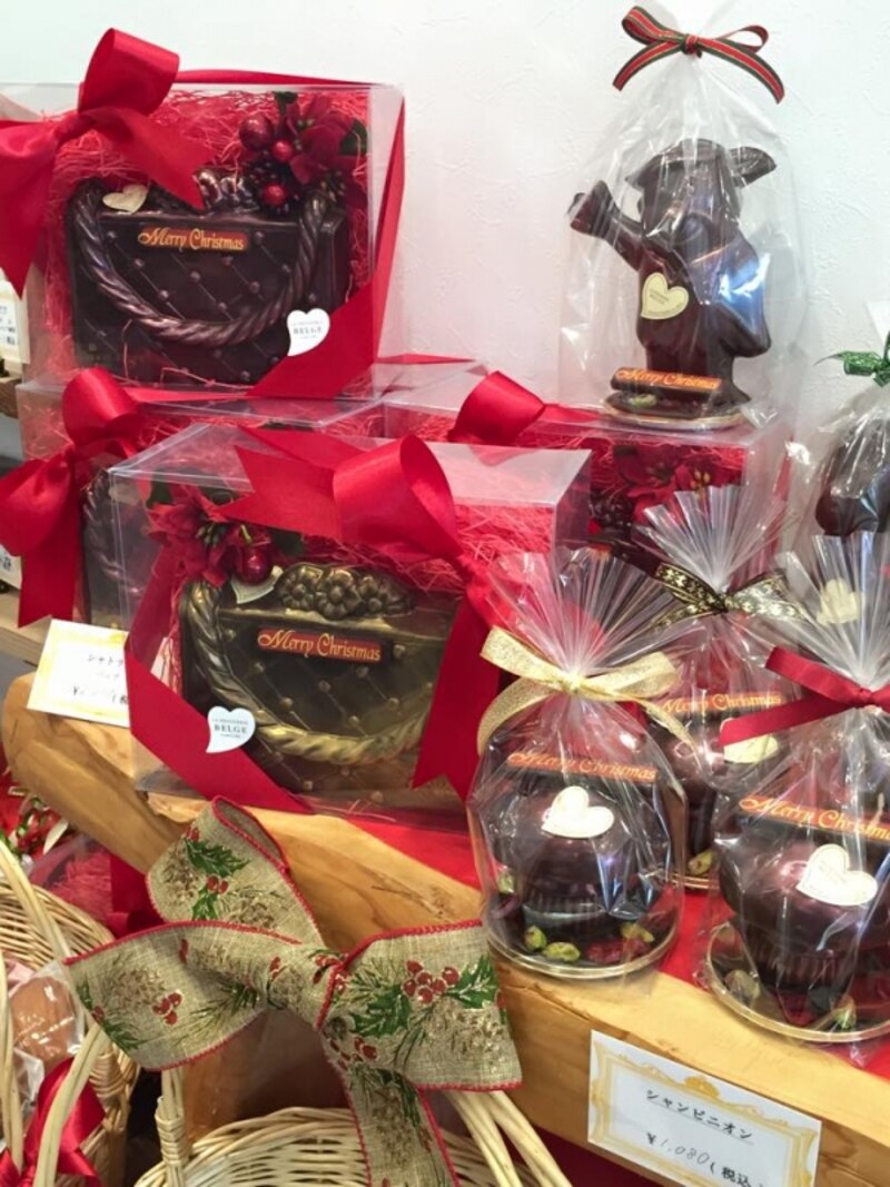 「ラ・パティスリー・ベルジュ」に並ぶ型抜きショコラやチョコレート細工