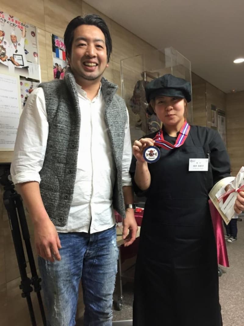 「ROLL-1(ロールワン)グランプリ/第4回スイーツコンテスト」で優勝した「ラ・パティスリー・ベルジュ」浅井加奈子さんと、応援された鈴木貴信シェフ