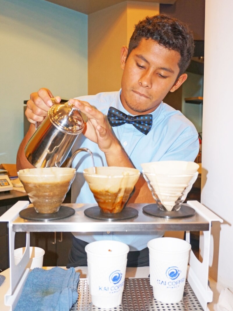 ワイキキのカイ・コーヒーでは、手間も時間もかかるプア・オーバーという抽出方法で提供