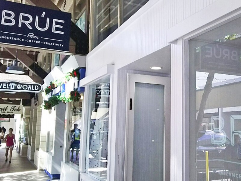 スタイリッシュなカフェ、ブルー・バー。ワード・ウエアハウス店は、大きな本棚の前にテーブルがあり、落ち着いた雰囲気