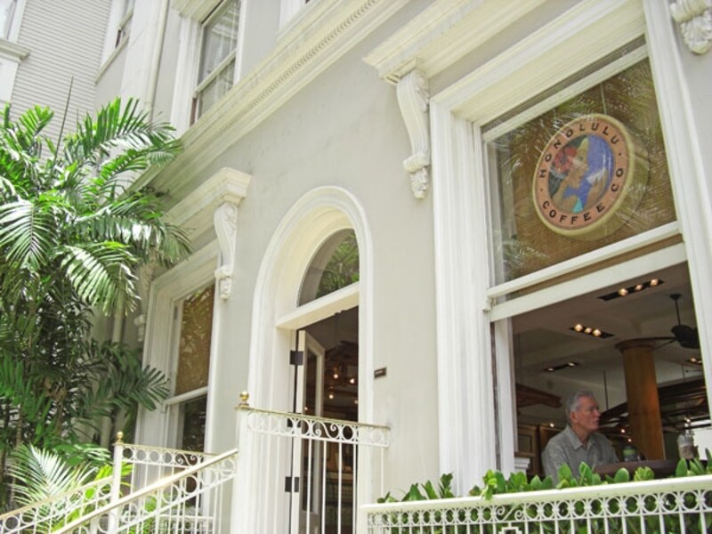 ホノルル・コーヒーのモアナ・サーフライダー店。窓側のテーブル席でカラカウア通りを行きかう人たちを眺めながら頂くコナコーヒーは格別