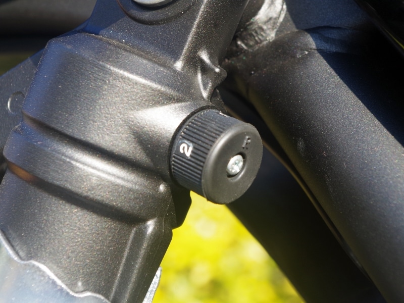 ZRX1200DAEGのリアサスペンション圧側減衰調整ダイヤル