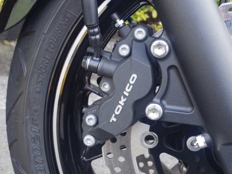 ZRX1200DAEGの4ポッドブレーキキャリパー