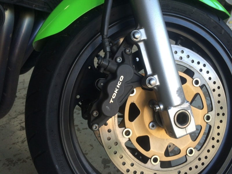 前モデルZRX1200Rは6ポッドキャリパーを採用