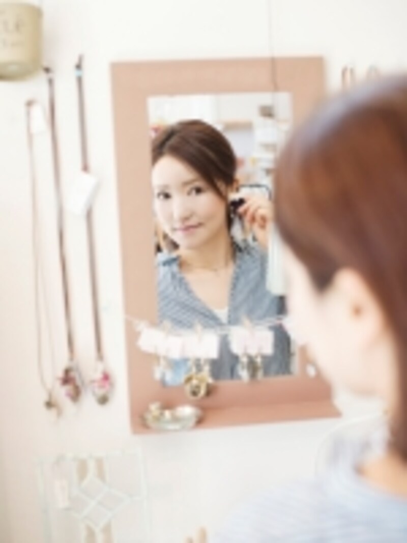 ピアスをつける女性