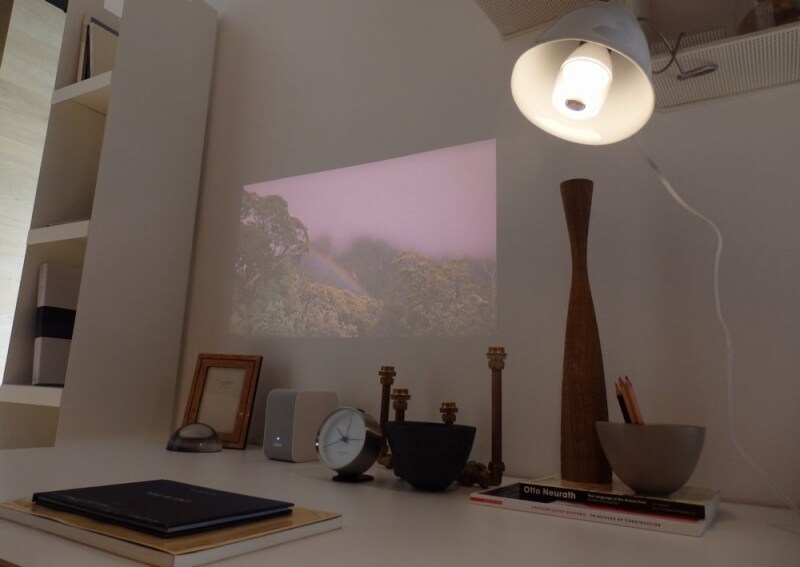 デスクの上に置いても使えるソニーのポータブル超短焦点プロジェクター「LSPX-P1」。