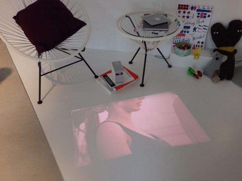 床に映像を投写することもできます。