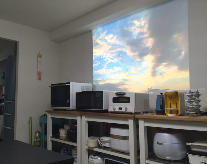 お天気の悪い日も夕焼けの映像で晴れやかな気分に。