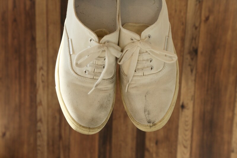 洗濯前のスニーカー＞白いだけに、土ぼこりなどが目立ちます