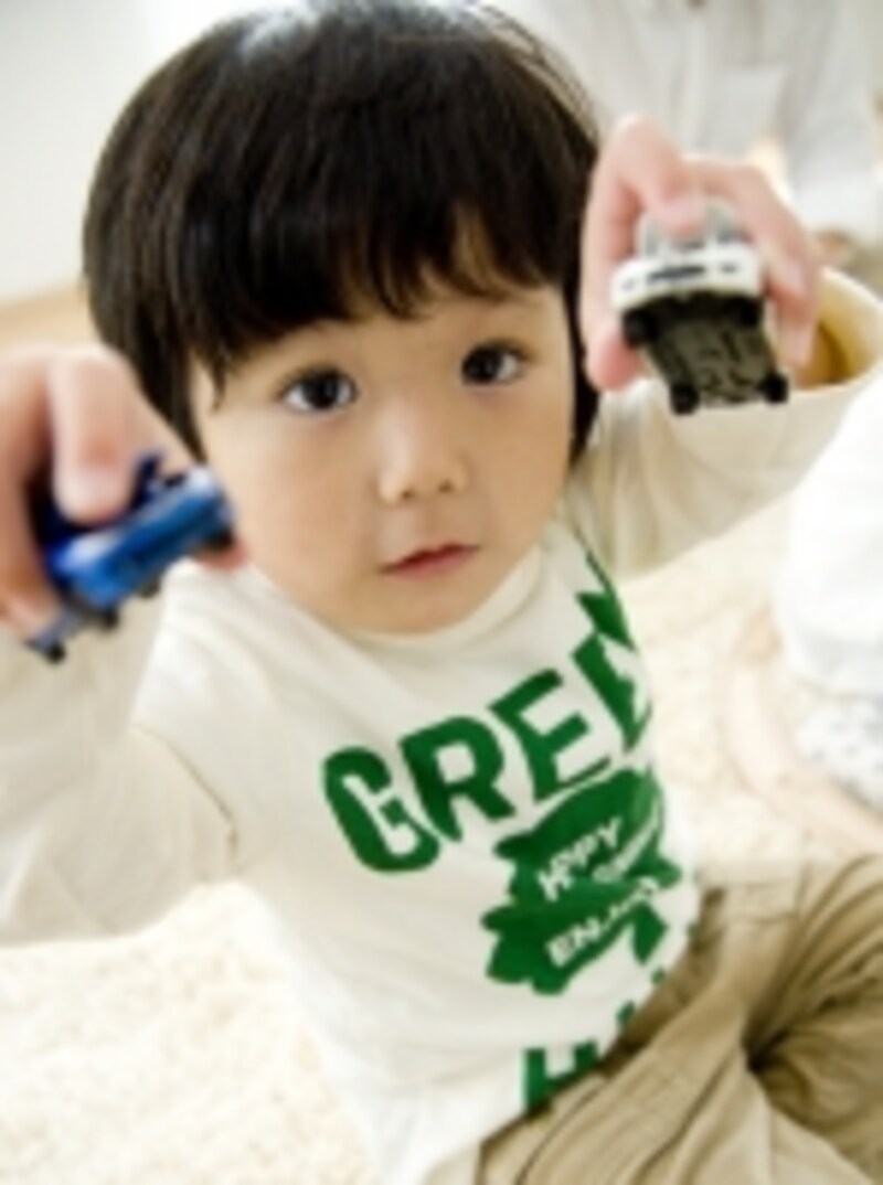 ミニカーを持つ男の子