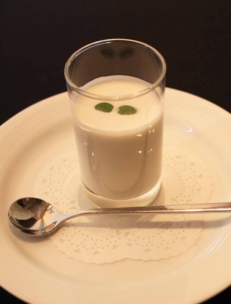 本日のグラスデザートの一例。取材時は「ライチ風味のココナッツのブランマンジェ」