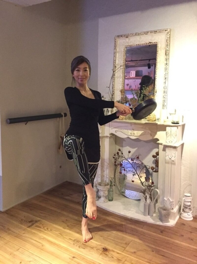 胸の前でフライパンで∞を描く