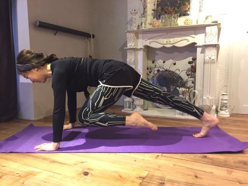 膝を真っ直ぐ胸に近づけます