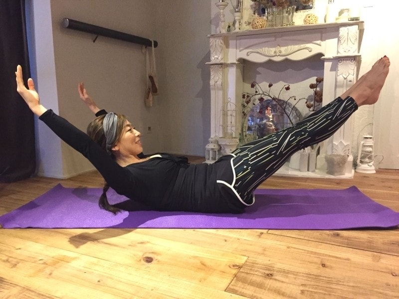 頭の位置を変えずに両手・両脚を伸び縮み!