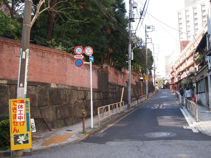 昔の道幅なので歩道は狭い