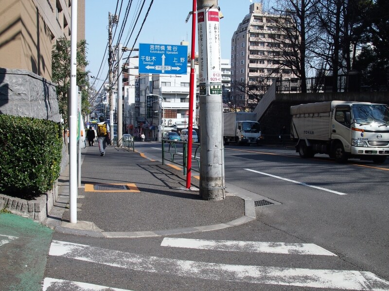 かつてこのあたりの幕府鉄砲隊の射撃場があったので、別名「鉄砲坂」と呼ばれていた