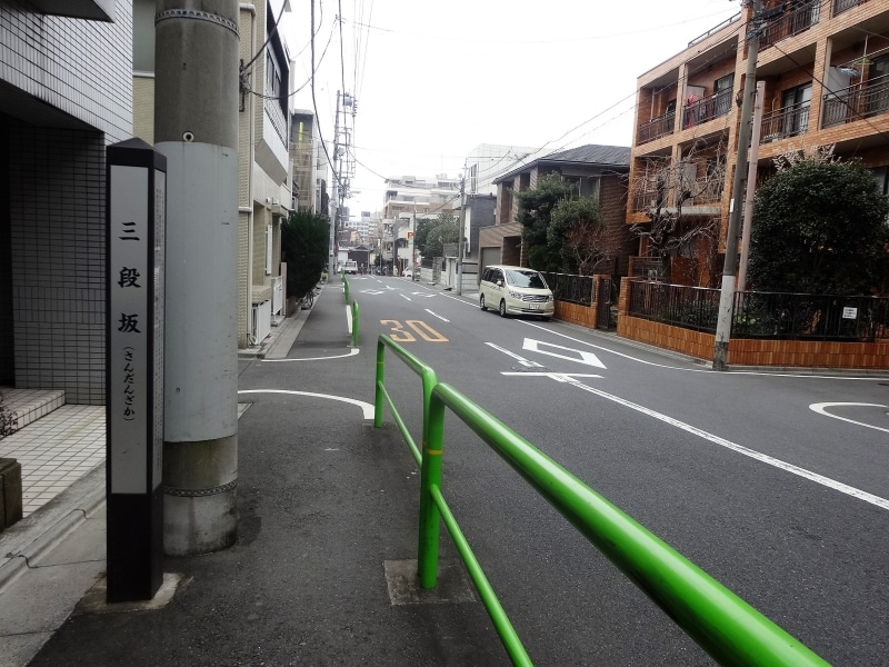 坂の下を見たところ