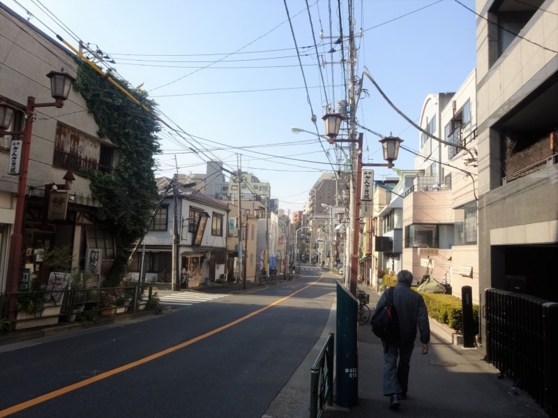 「さんさき坂」と書かれた街灯が並ぶ