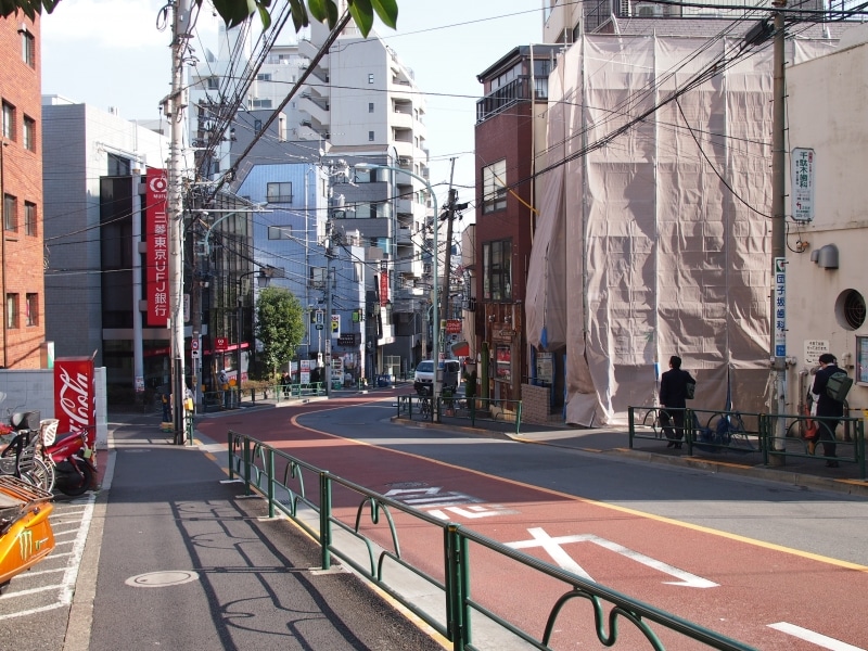 文京区の説明板あたりから坂下を臨む