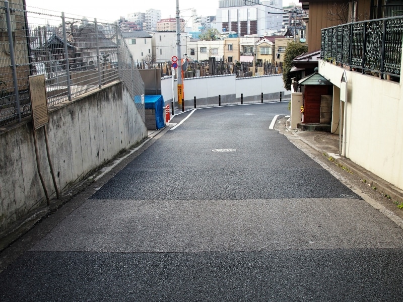 左に台東区、右に荒川区の説明板がある