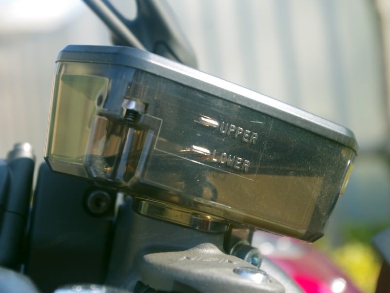 ブレーキのマスターシリンダーはシースルー!こんなの見たことない!