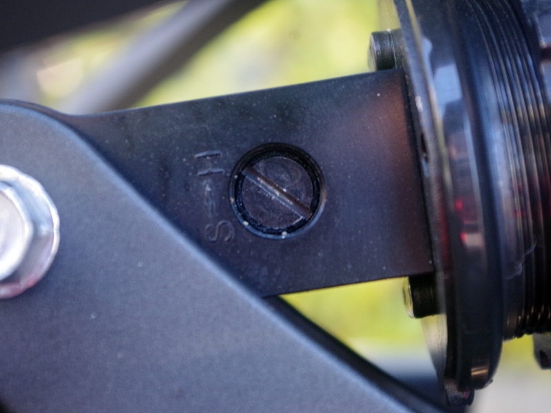 Z1000のリアサスペンションアは伸び側の減衰調整が可能