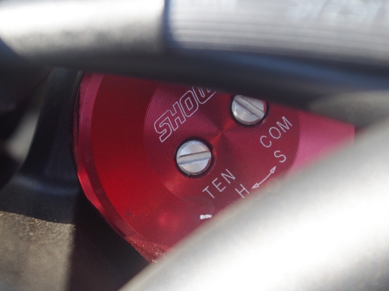 フロントサスペンションはプリロード・伸び側・圧側の減衰調整が可能