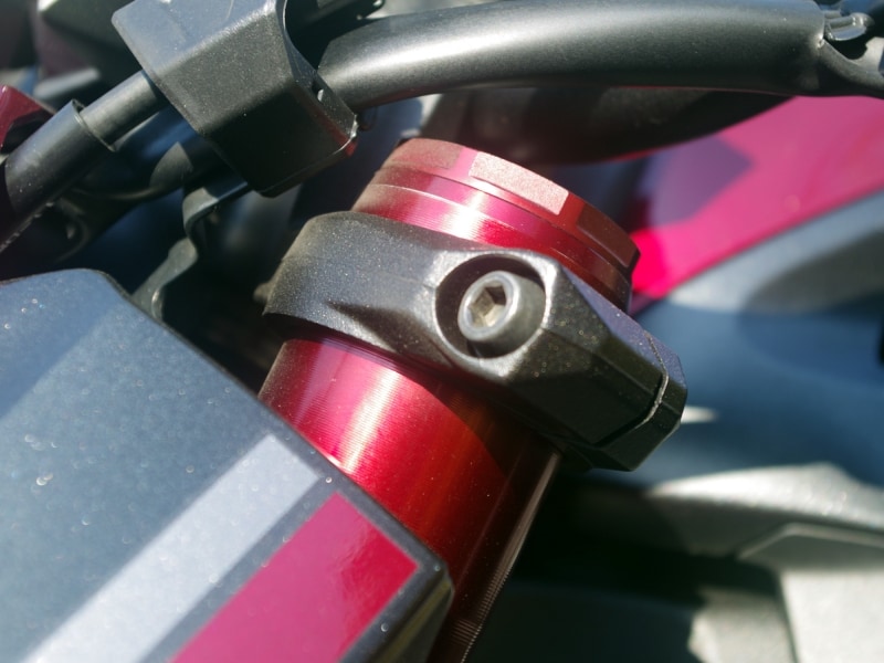 若干突き出されたフロントフォーク