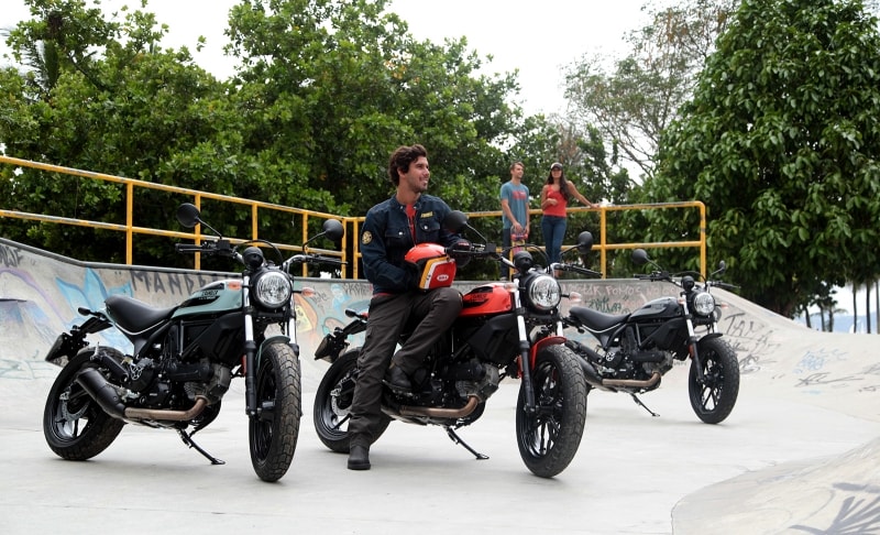 400ccクラスというストリートシーンにベストなモデルとして登場