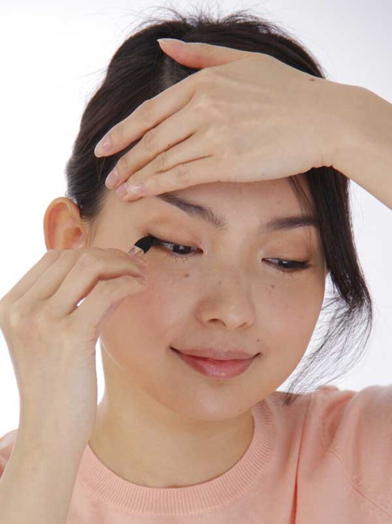 アイラインのにじみを防ぐには、前後の小ワザが重要