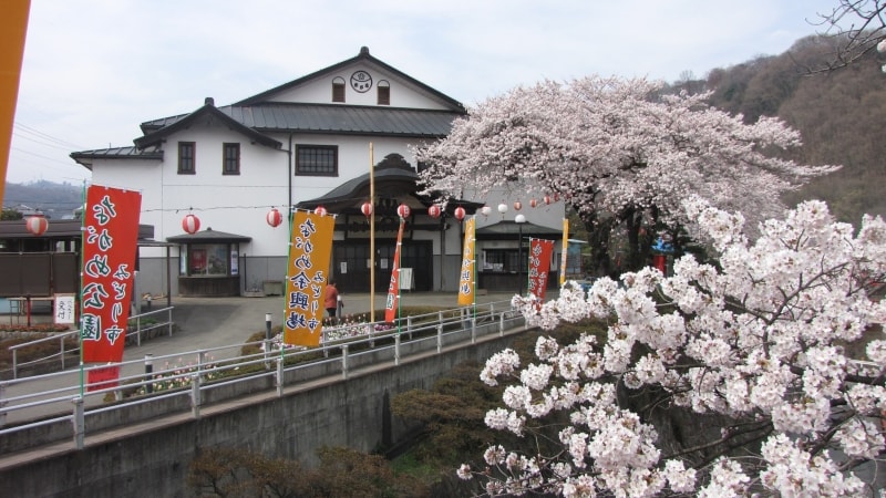 ながめ余興場と桜