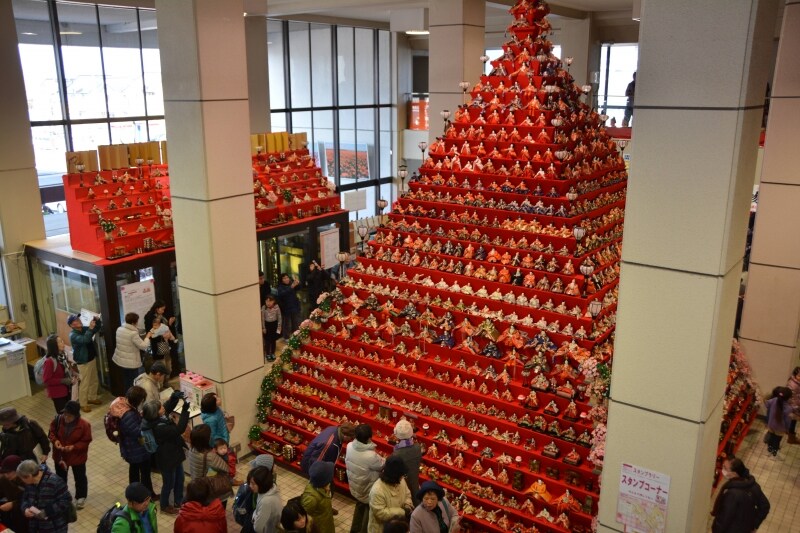 メイン会場に飾られる31段高さ7メートルの巨大なひな壇