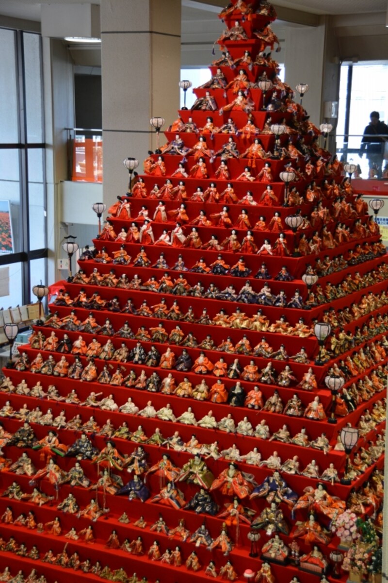 2階のフロアも超えるひな壇