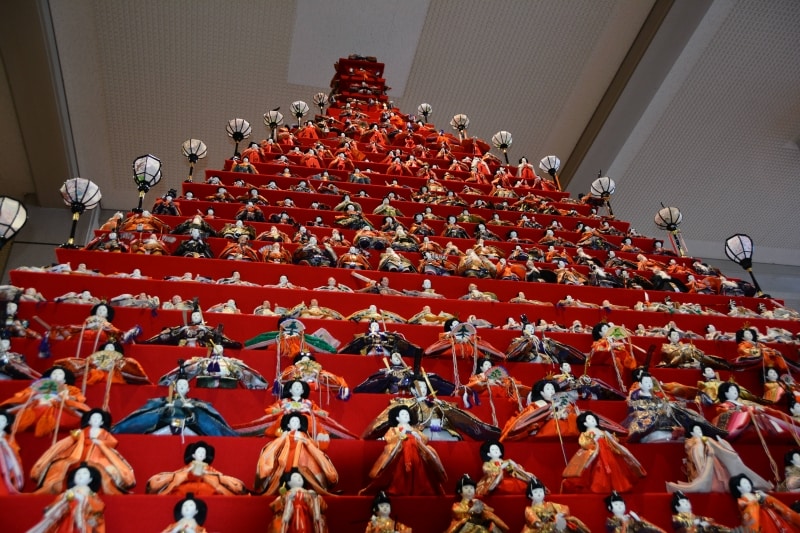 真下からでは頂上が見えないひな壇