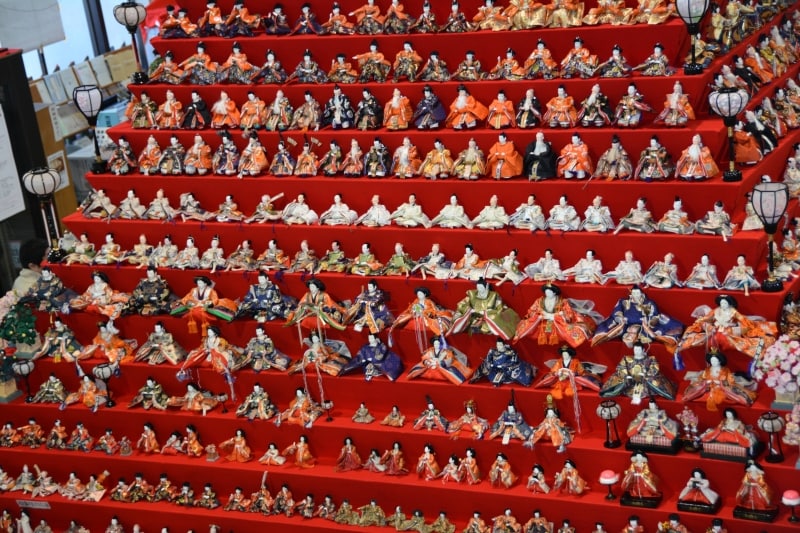 各壇に同間隔でぎっしりと整列するひな人形