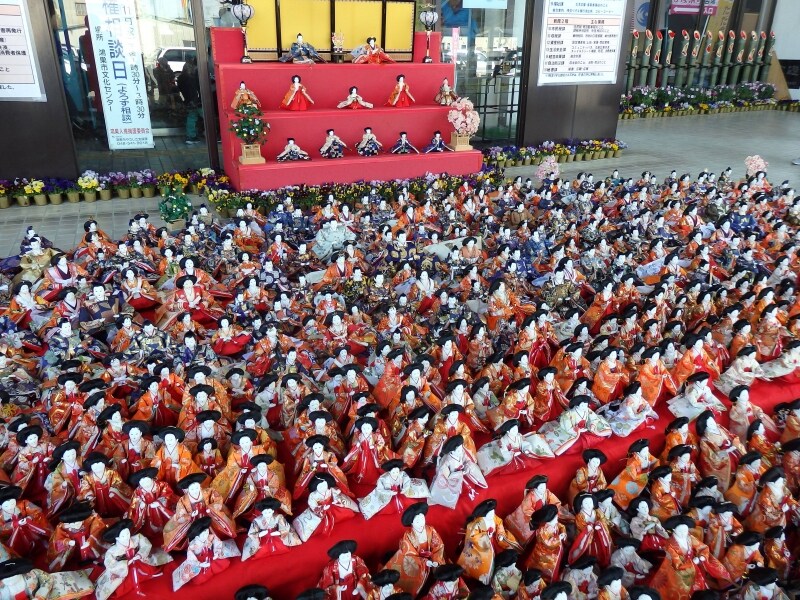 2015年には鴻巣市役所の正面玄関を埋め尽くしたひな人形