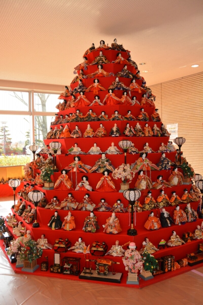 「コスモスアリーナふきあげ」の八角すい型ひな壇