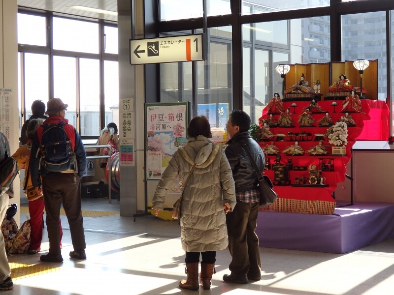 鴻巣市の玄関、JR鴻巣駅に飾られる小さなひな壇