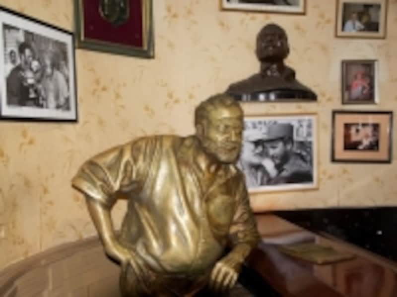 ヘミングウェイの銅像