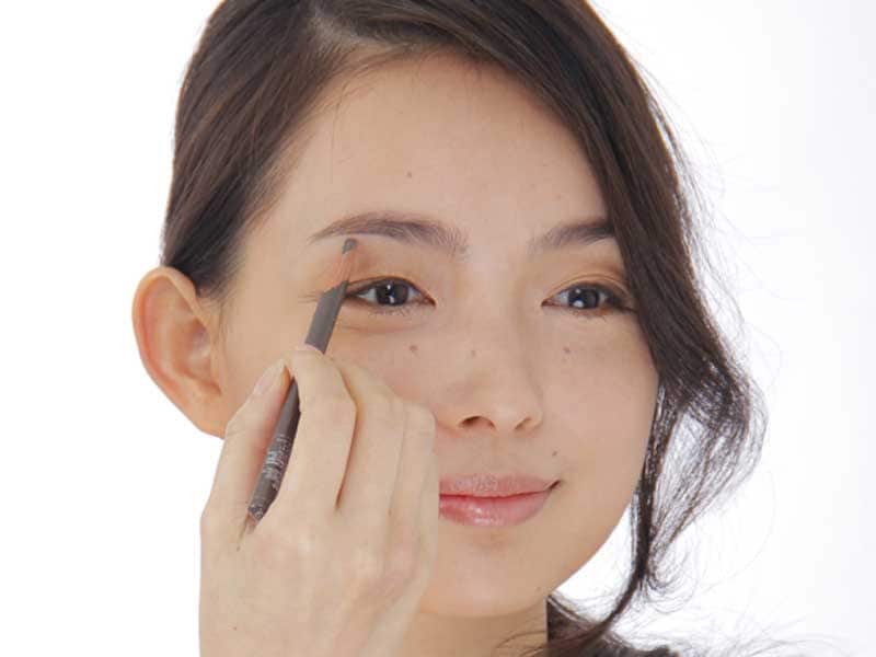 1：眉毛の下のラインを描く